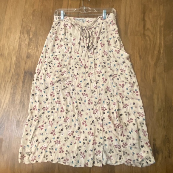 Yakira Bella Floral Printed buttoned skirt - Picture 2 of 2